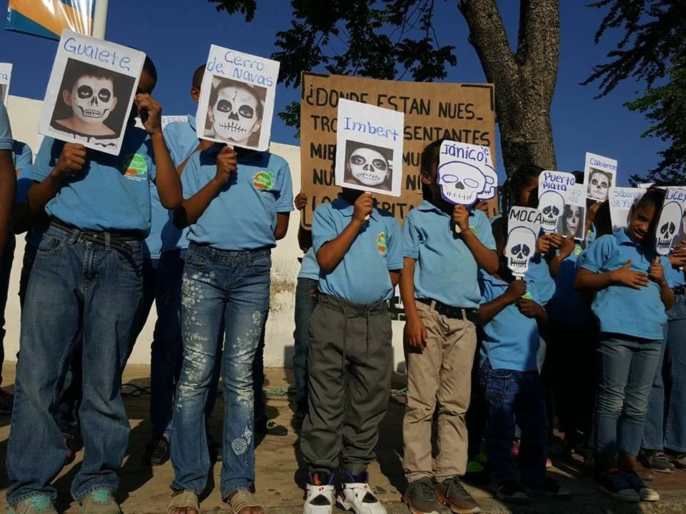 Foto: Niños protestando/ Fuente: Acento. 