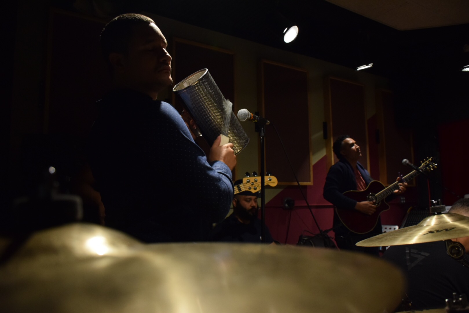 Christian Reyes, percusionista, coro, arreglista, y coordinador general/ Foto: Anthony Reyes. 