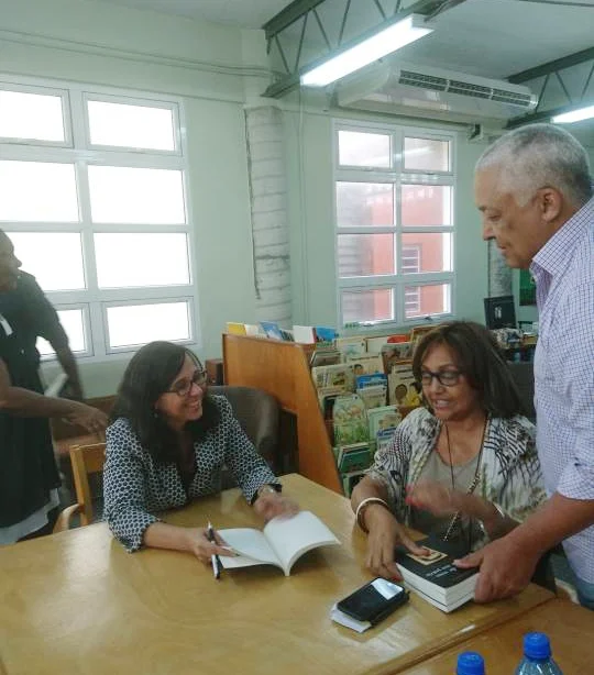 Sophie Maríñez with Francoise Elie y Pascal Elie, sobrinos de Jacques Viau. Foto : Marie-France Paul.