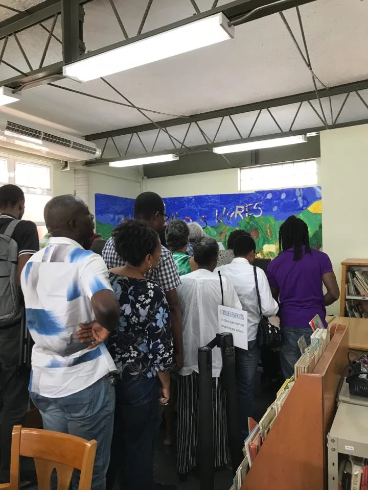 Parte del público durante la firma de libros. Foto: Esendom