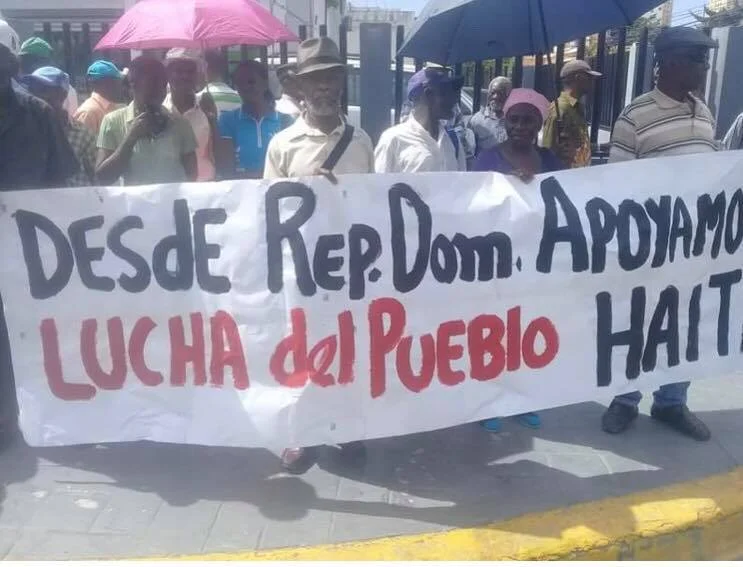 Sugar cane workers in Dominican Republic rally in front of Haitian embassy in solidarity with the Haitian people./Photo credit: unknown. 
