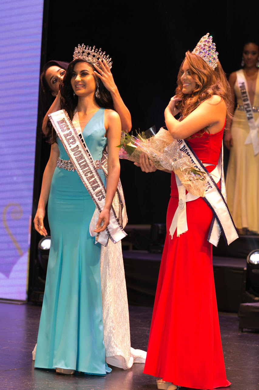 Lía Rossis siendo coronada Miss RD US. 