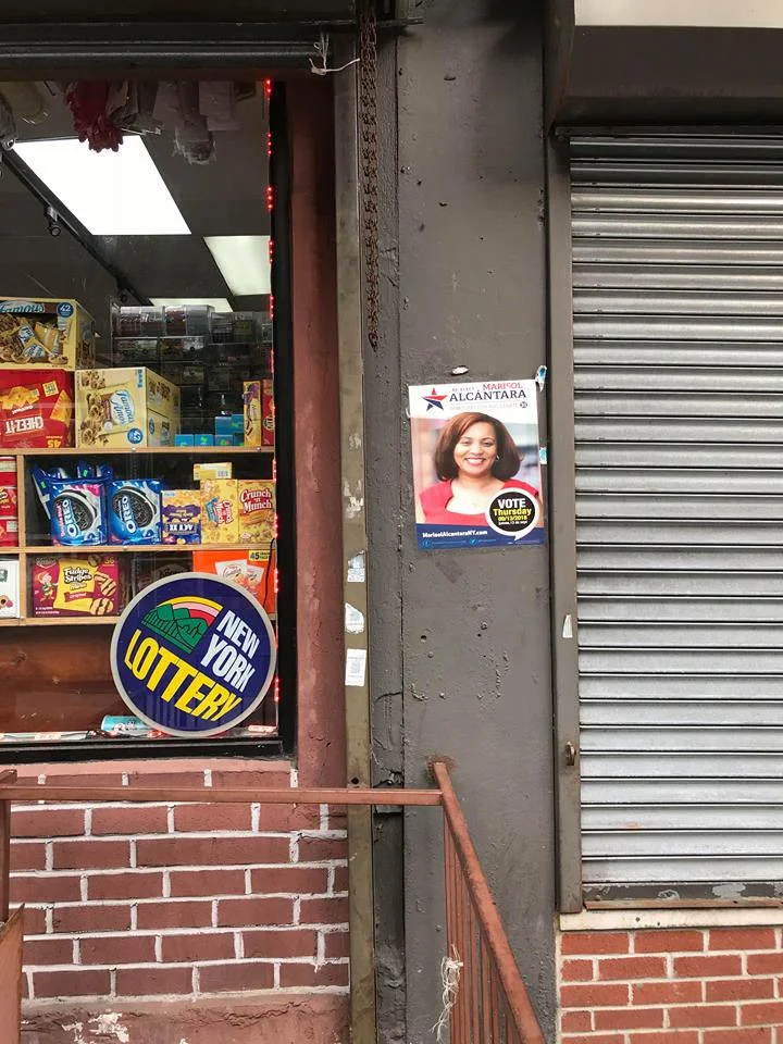 Storefront with min-poster of Marisol Alcántara / Photo: ESENDOM.
