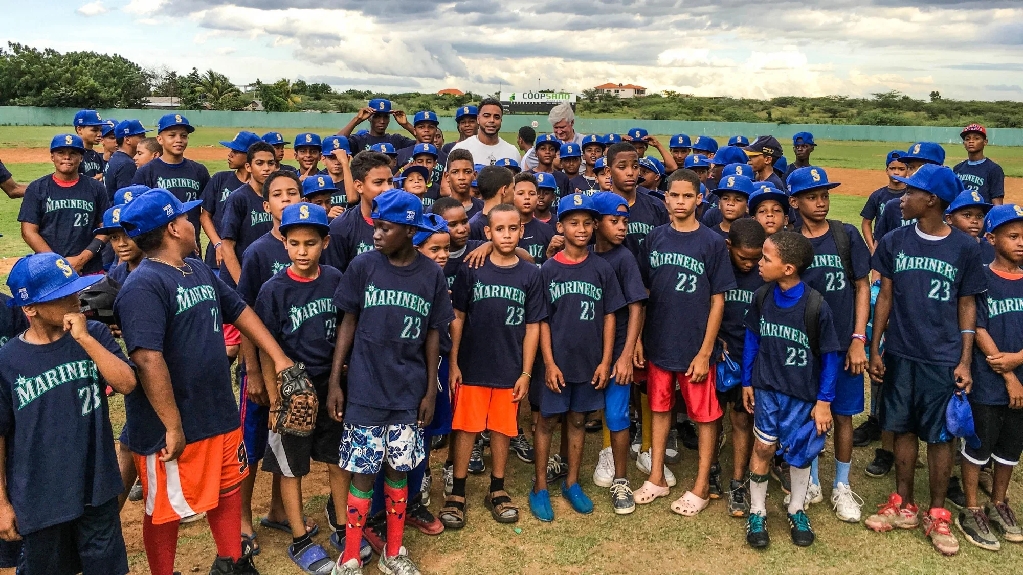 Nelson Cruz con un grupo de niños.