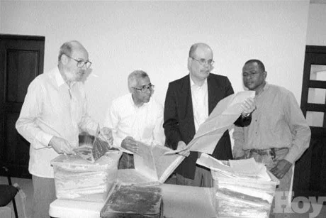 Roberto Cassá en el AGN revisando la donación de los archivos de Eugenio Deschamps en el año 2005, realizada por su nieta Josefina Padilla.