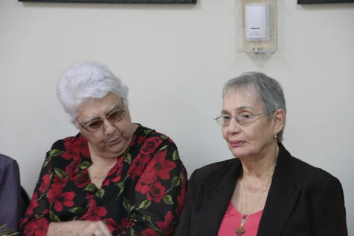 Josefina Padilla Deschamps viuda Sánchez resume la historia de una mujer dominicana que honra a sus ancestros, que cría a sus hijos, entierra a sus muertos, sobrelleva su viudez y la lucha política y da a la sociedad su don de catedrática y de lucha…