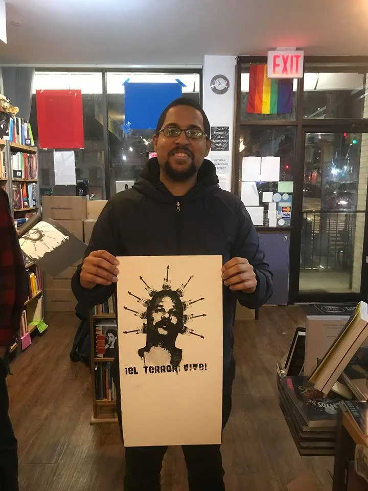 El activista Hancy Villar con una de las obras de Reynaldo García Pantaleón.