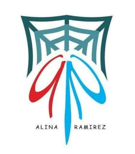 Entre los talleres que ofrece Alina, se encuentran los siguientes: - Jarrones decorativos con materiales reciclables - Canastillas con papel periódico - Optoma con botellas plásticas - Carteras con técnicas de cartonajes - Flores con materiales como el cartón de huevos, botellas plásticas, corteza de maíz y más. - Artesanías con papel periódico en general Los talleres son por grupos como también pueden ser personalizados. Para mas información se pueden contactar al teléfono (809) 417-4127.