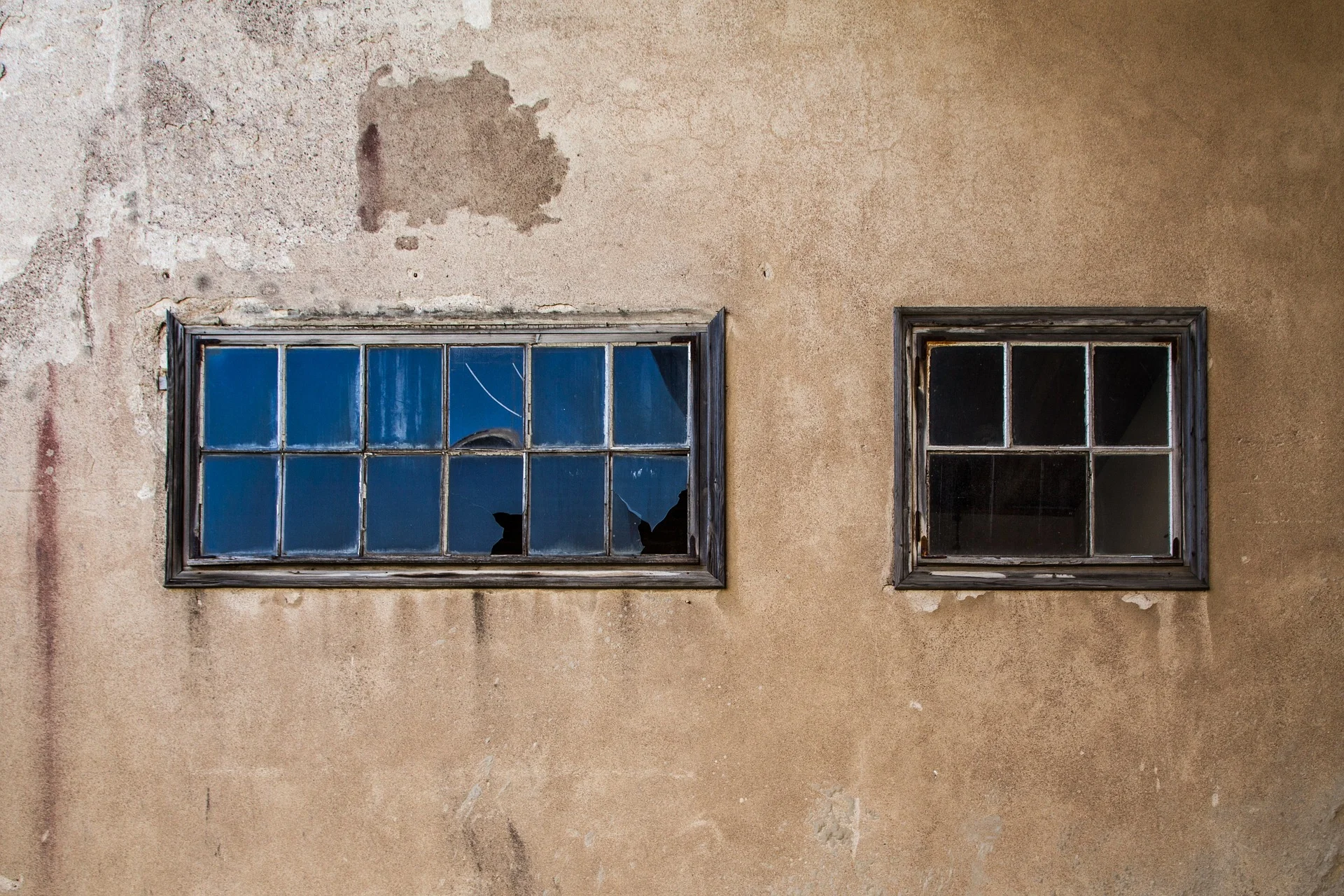 broken-windows-1531752_1920.jpg
