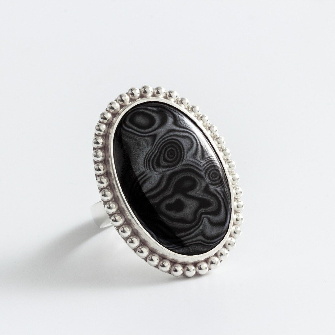 🌟 A slick one-of-a-kind sterling silver ring with a bezel set black agate stone. The pattern of the stone is unique and beautiful! 🌟
Size: US 7.5
#ring #jewelry #handmade #sterlingsilver #womanownedbusiness #oneofakind