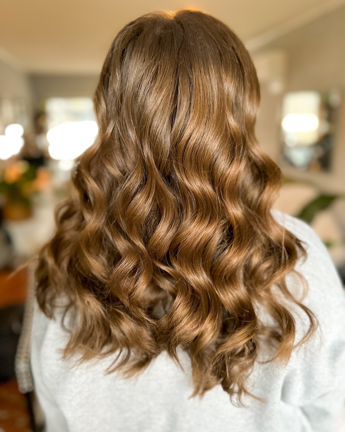 While not the most exciting or intricate, this is my MOST requested hairstyle for engagements, boudoir, and branding. Soft waves 💗 this look is timeless and always helps you feel more elevated if your hair isn&rsquo;t naturally curly. 

#theposhpale