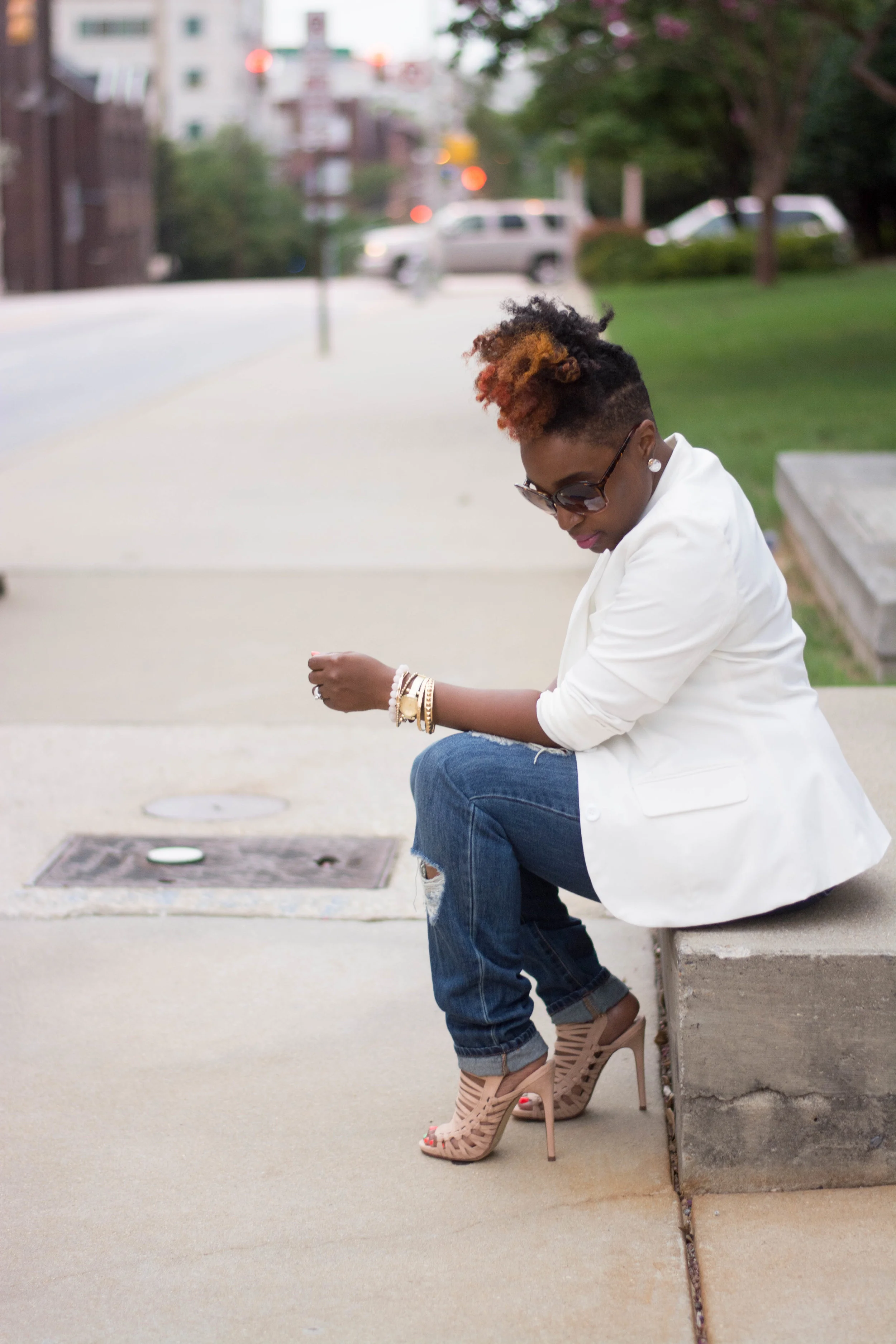 Melodie Stewart, The Style Klazit, Atlanta Style Blogger, Distressed Denim, Cream Blazer
