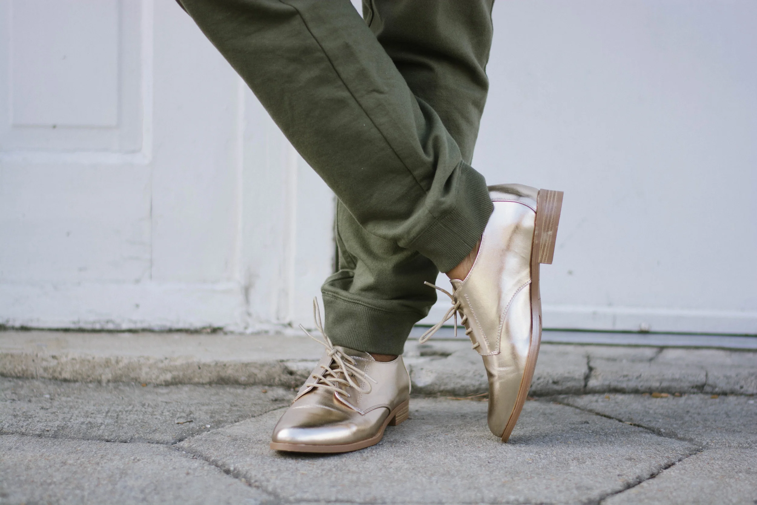 Melodie Stewart, The Style Klazit, Atlanta style blogger, Atlanta wardrobe stylist, JustFab gold oxfords, green sweatpants, Atlanta street style, cream blazer