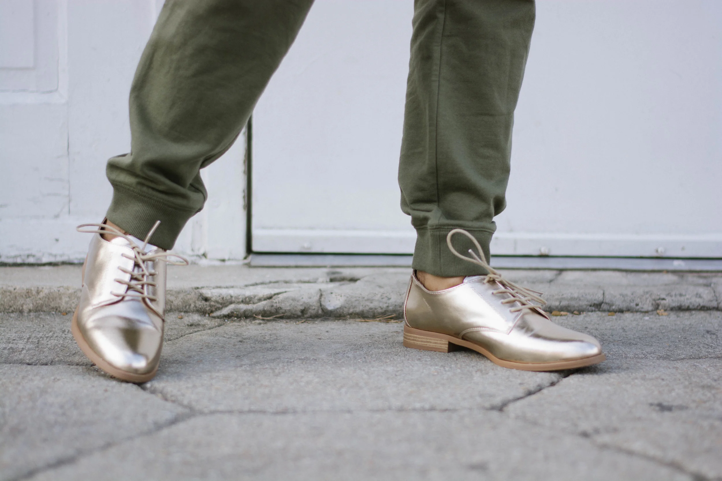 Melodie Stewart, The Style Klazit, Atlanta style blogger, Atlanta wardrobe stylist, JustFab gold oxfords, green sweatpants, Atlanta street style, cream blazer