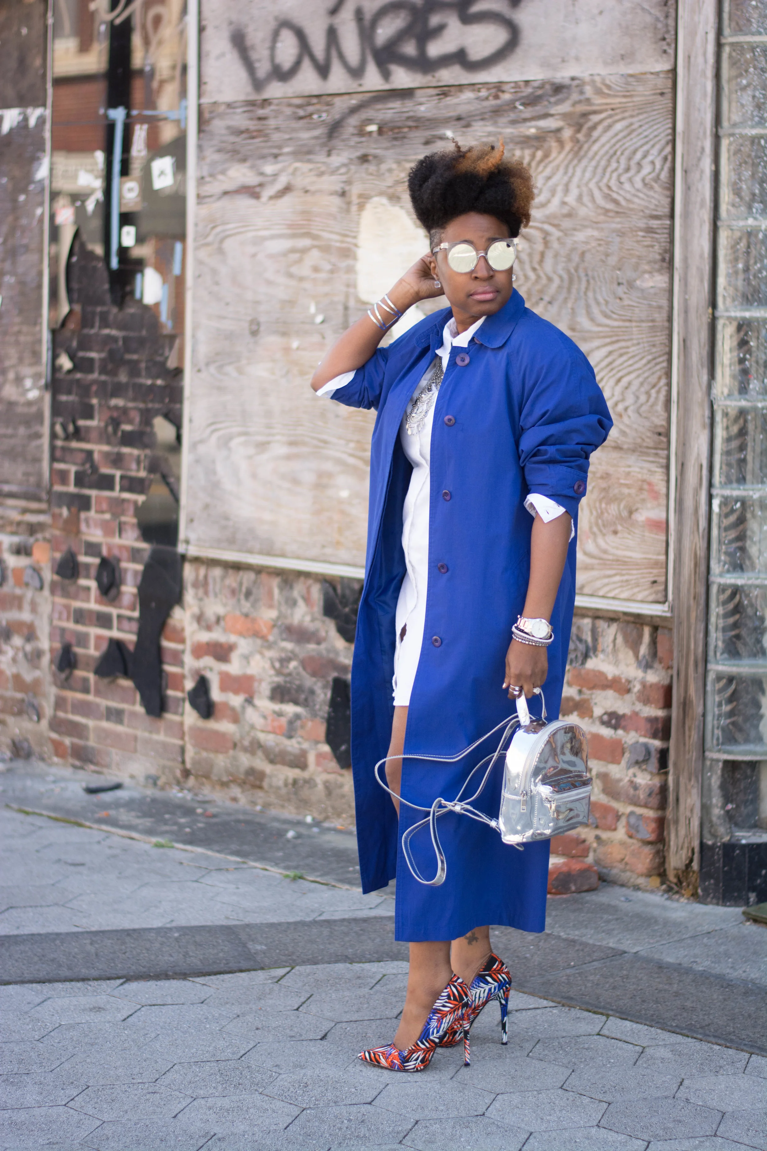 Melodie Stewart, The Style Klazit, Atlanta style blogger, Blue trench coat, white shirt dress, Shoedazzle, Metallic Backpack, Atlanta Stylist