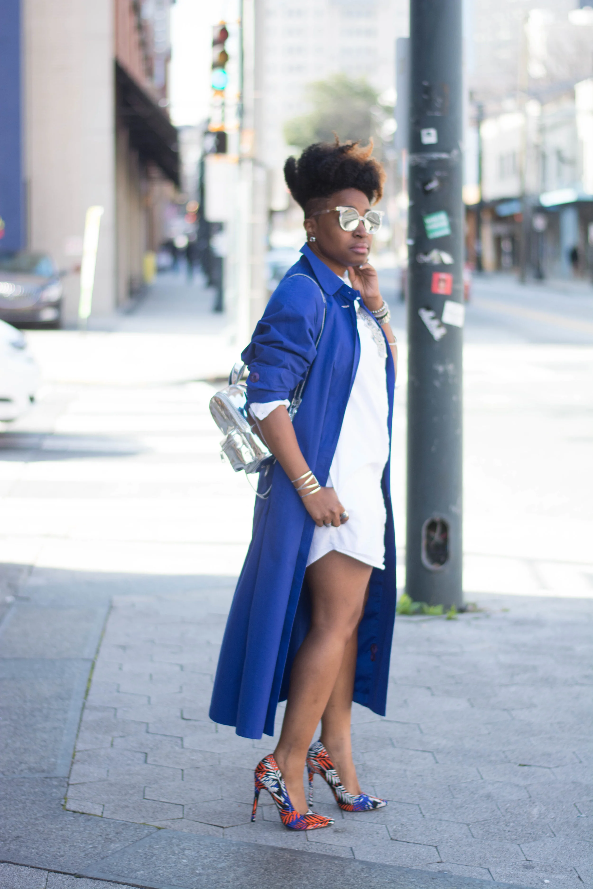 Melodie Stewart, The Style Klazit, Atlanta style blogger, Blue trench coat, white shirt dress, Shoedazzle, Metallic Backpack, Atlanta Stylist