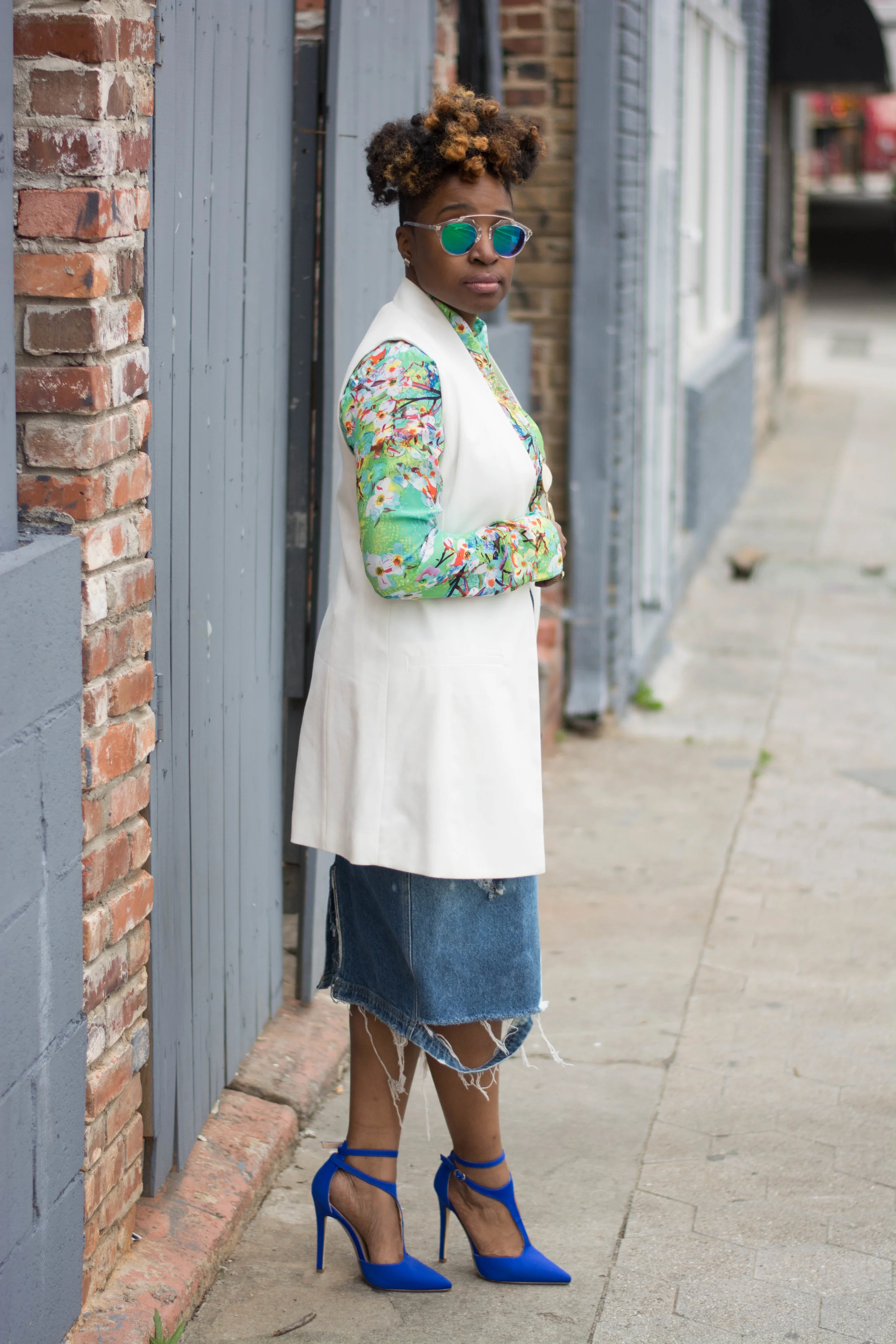 Melodie Stewart, The Style Klazit, distressed skirt, cobalt blue heels, off white vest, Atlanta style blogger, Atlanta street style, Black blogger