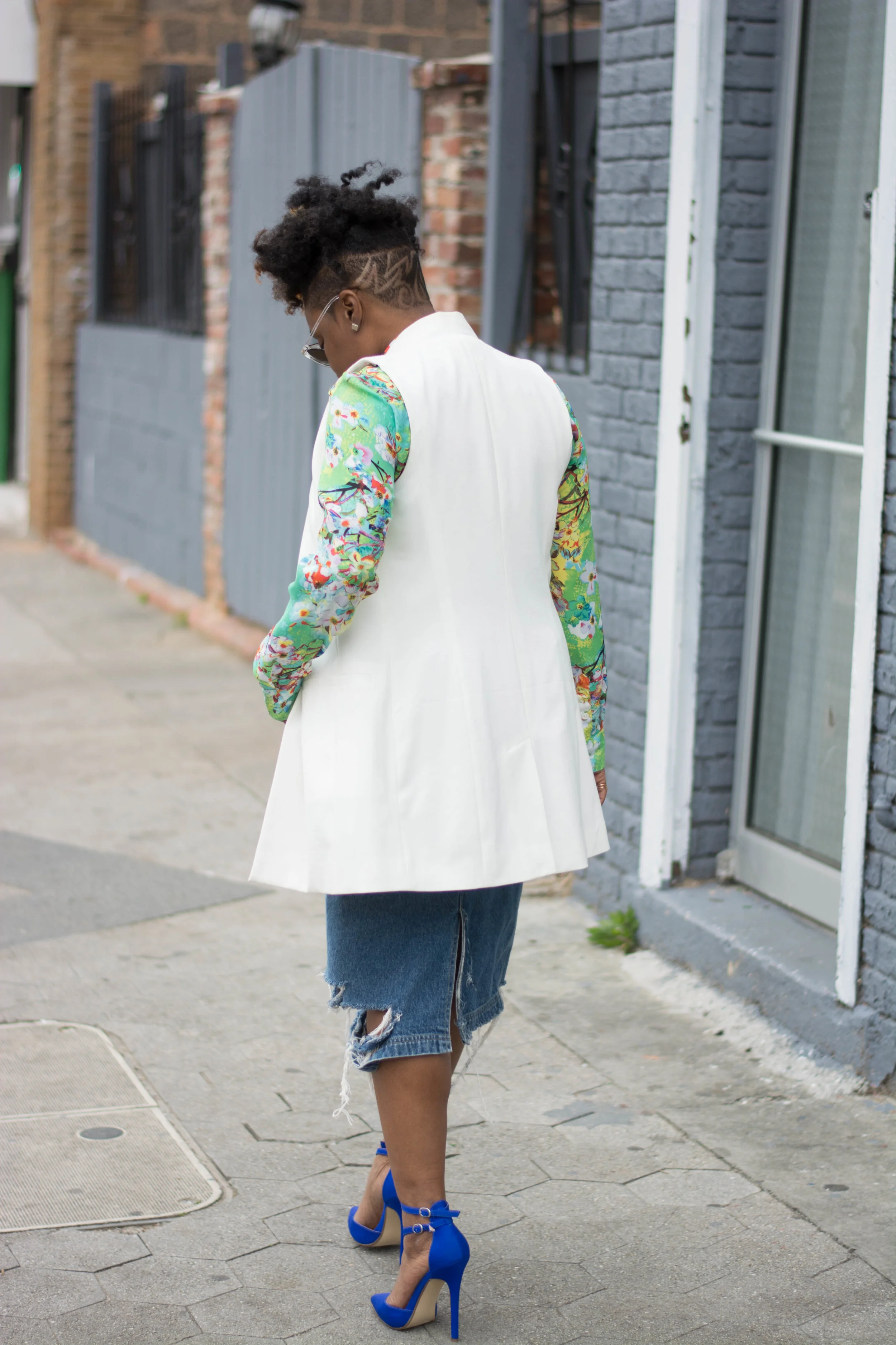 Melodie Stewart, The Style Klazit, distressed skirt, cobalt blue heels, off white vest, Atlanta style blogger, Atlanta street style, Black blogger