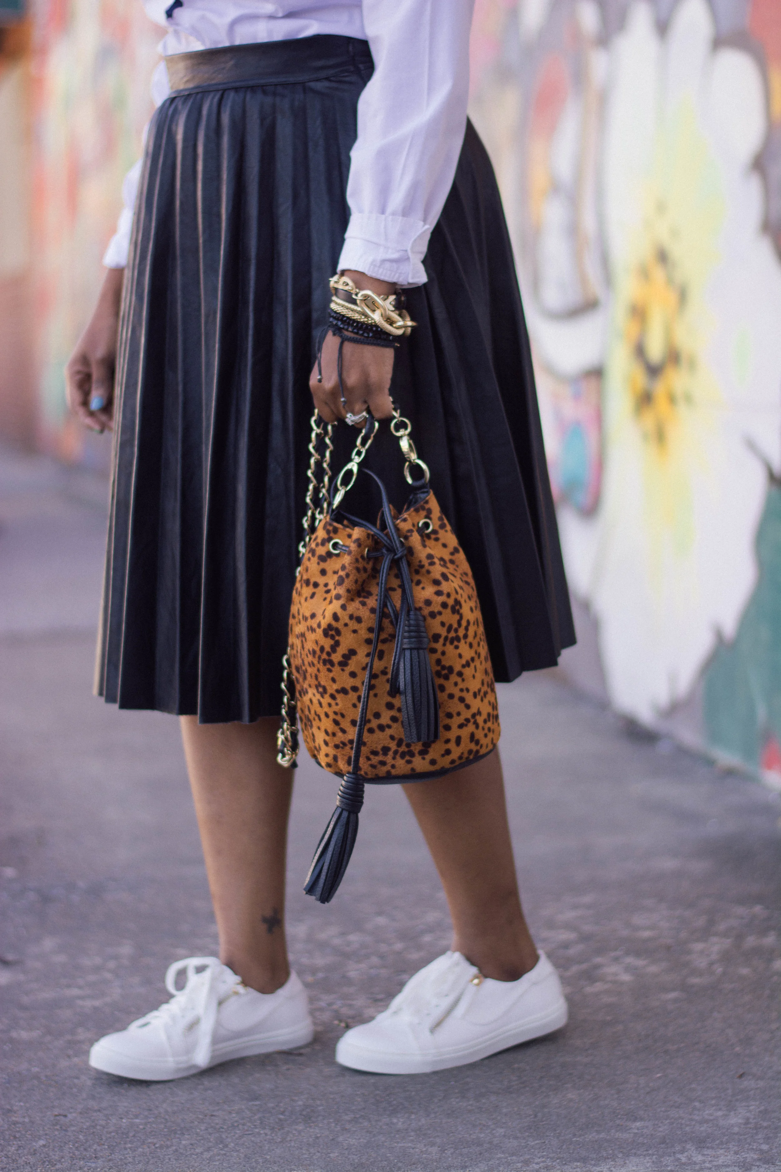 Melodie Stewart, The Style Klazit, Atlanta style blogger, White sneakers, ShoeDazzle, Faux leather pleated skirt