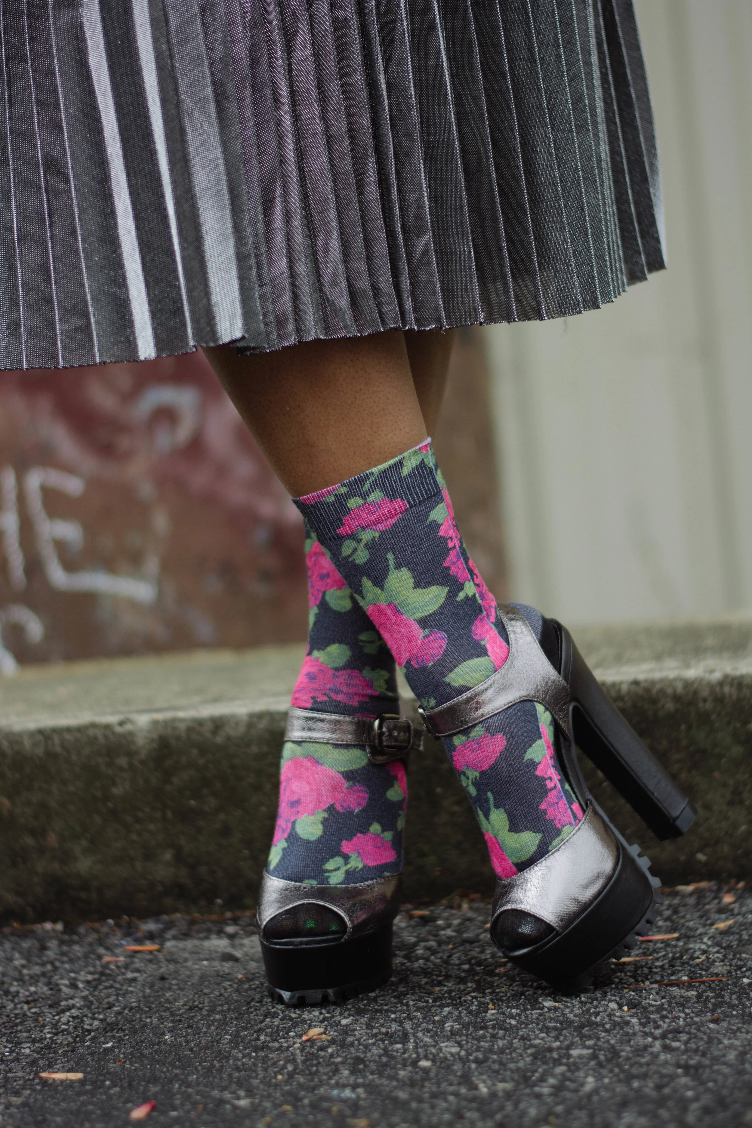 Melodie Stewart, The Style Klazit, Atlanta style blogger, metallic pleated skirt, street style, pink blazer, heels and socks