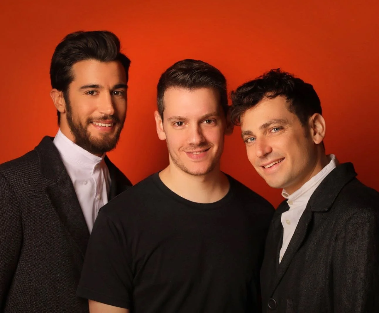 Still waiting 🧡
ב14/3 עלינו עם הצגה חדשה ״הנאהבים והנעימים״ בתיאטרון בית ליסין. ידידיה וניב בתפקידים הראשיים, קאסט וצוות יוצרים מהחלומות, אני ביימתי.
תוך כדי השבוע האחרון התחלנו לשמוע שמועות שהולכים לסגור את התיאטרון בגלל הקורונה.
הצגנו את ההצגה פעם