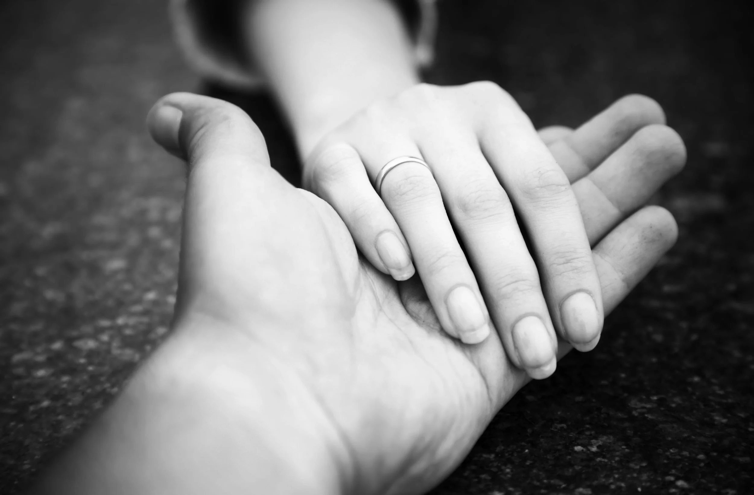 Girl-And-Boy-In-The-Ring-Hands-Wallpapers-2.jpg