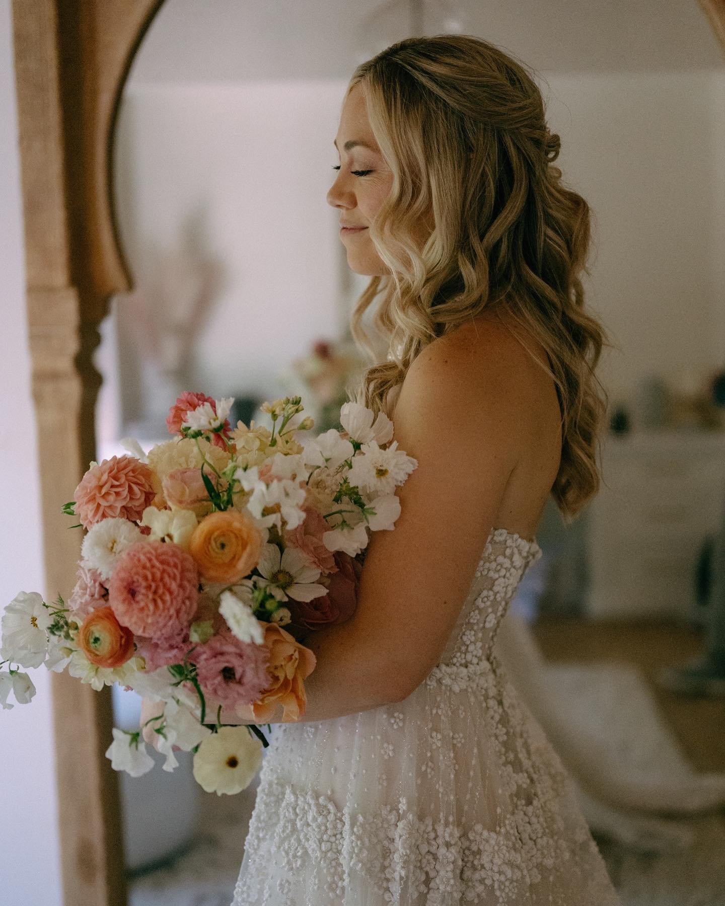 This bride + these florals 🤍