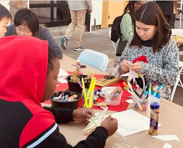 SAT 12/13 from 1-4pm
Winter Holiday Fest &amp; Craft Party, FREE
Celebrating the holidays is so fun with everyone who comes to Fourth Street.
Join us for a Holiday Party!
-Wreath making with Paraiso Plant Studio
-Stained Glass Garden,  project TBD
-L
