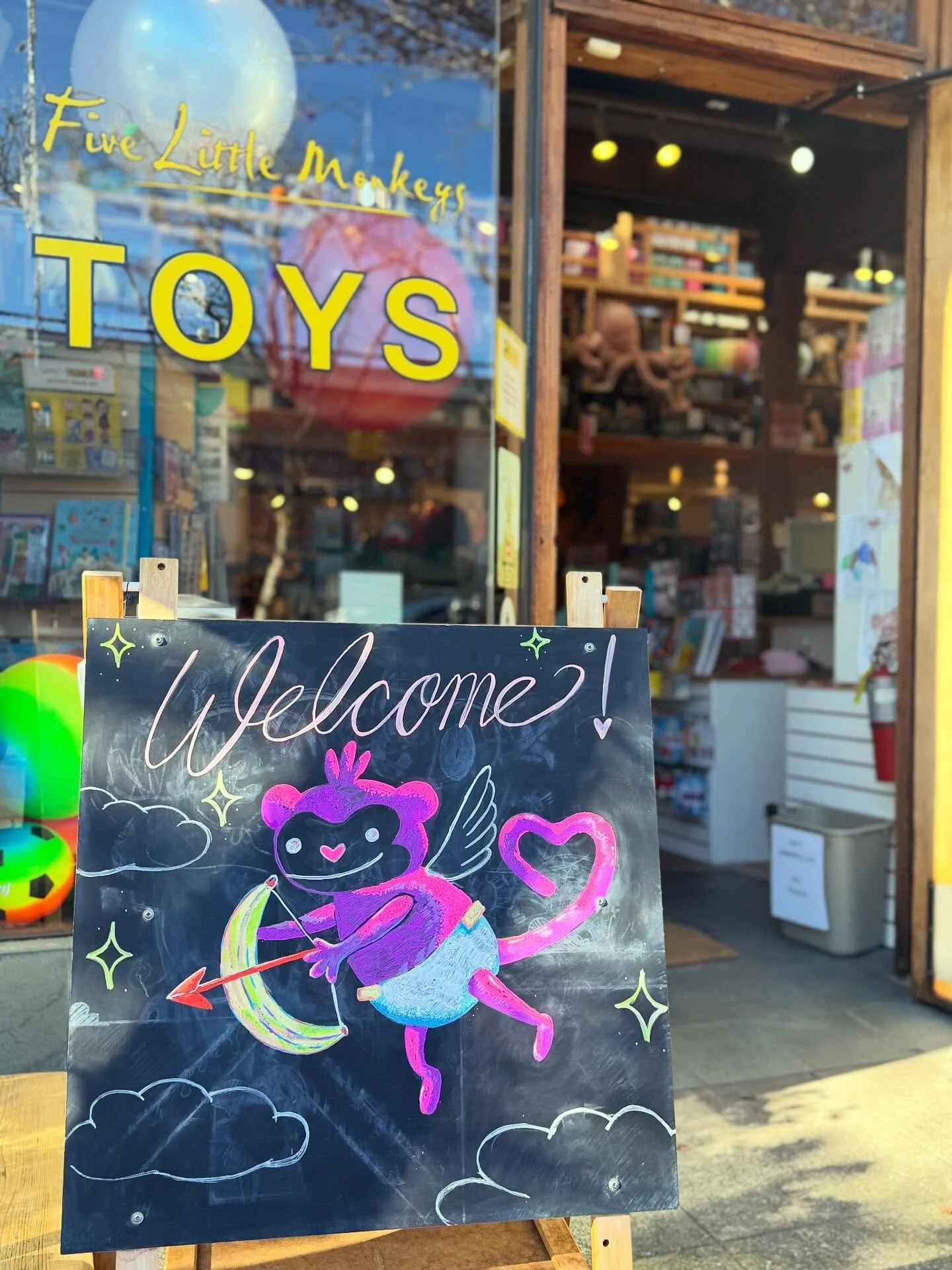 A little cupid monkey to welcome you in. Five Little Monkeys is full of color, imagination, and toys that invite real play.
#fourthstreetberkeley #fourthstreetshops #discoveredinberkeley
@fivelittlemonkeystoys