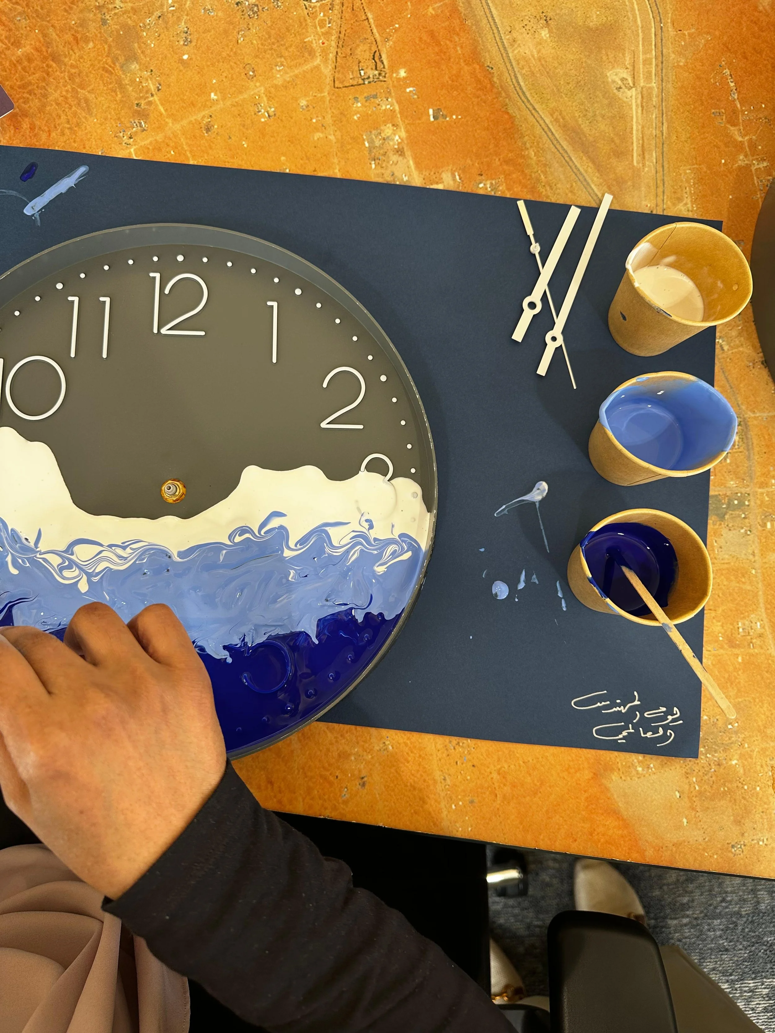 Flow on time - Acrylic clock pouring workshop 