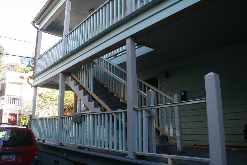3ChasSinglestairs.JPG
