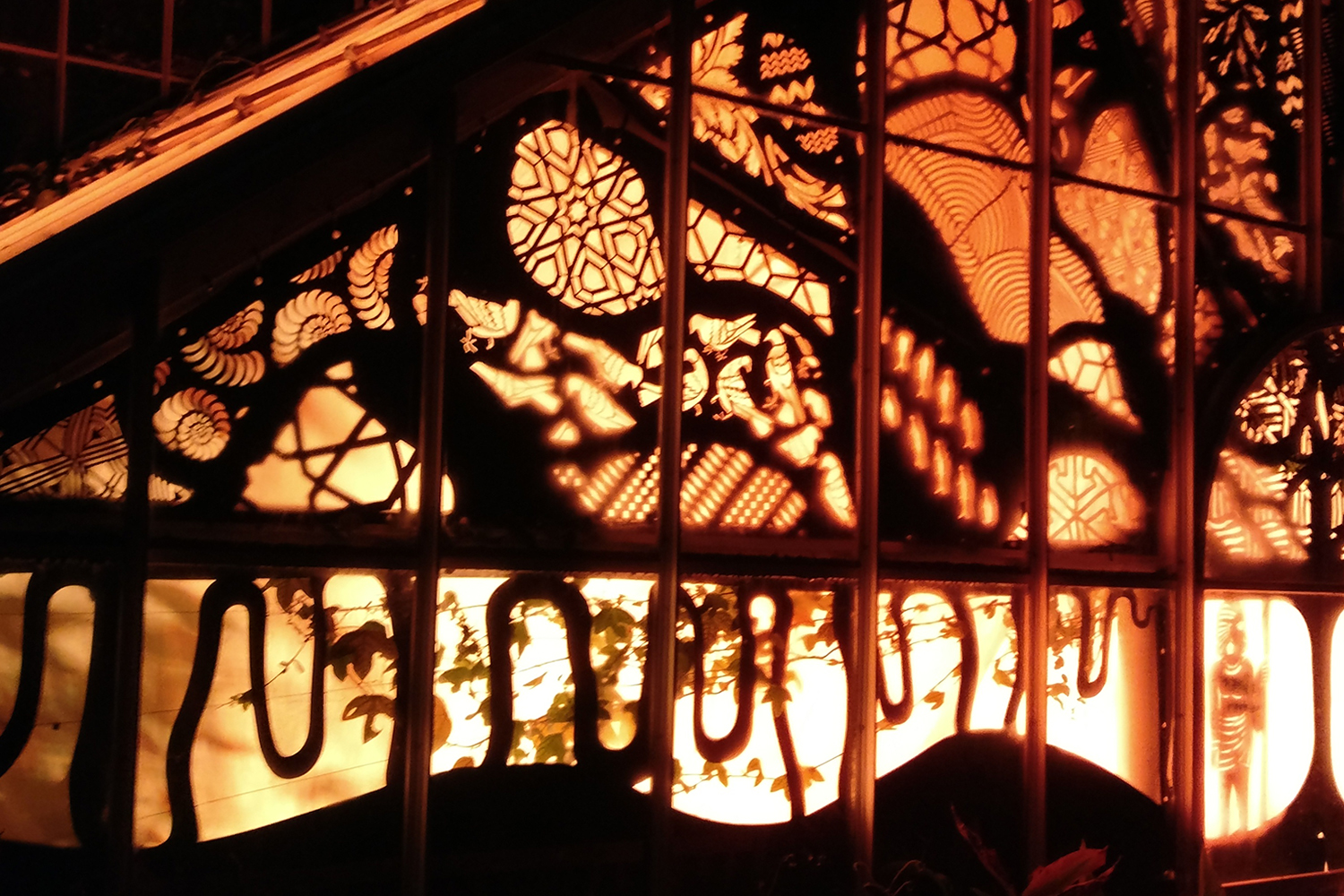 The design of intricate, laser-cut panels, drew inspiration from objects and patterns from across the museums’ Indian collections, to form the foliage of a intricate banyan tree.
