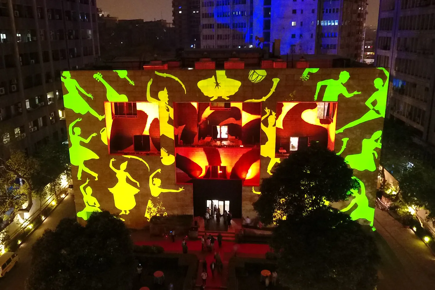  Indian counterpart to the UK Buckingham Palace launch. For the Delhi launch the design incorporated the iconic Howard Hodgkin mural on the recessed facade of the British Council’s New Delhi building, adopting a highly dynamic formation of dancers. 