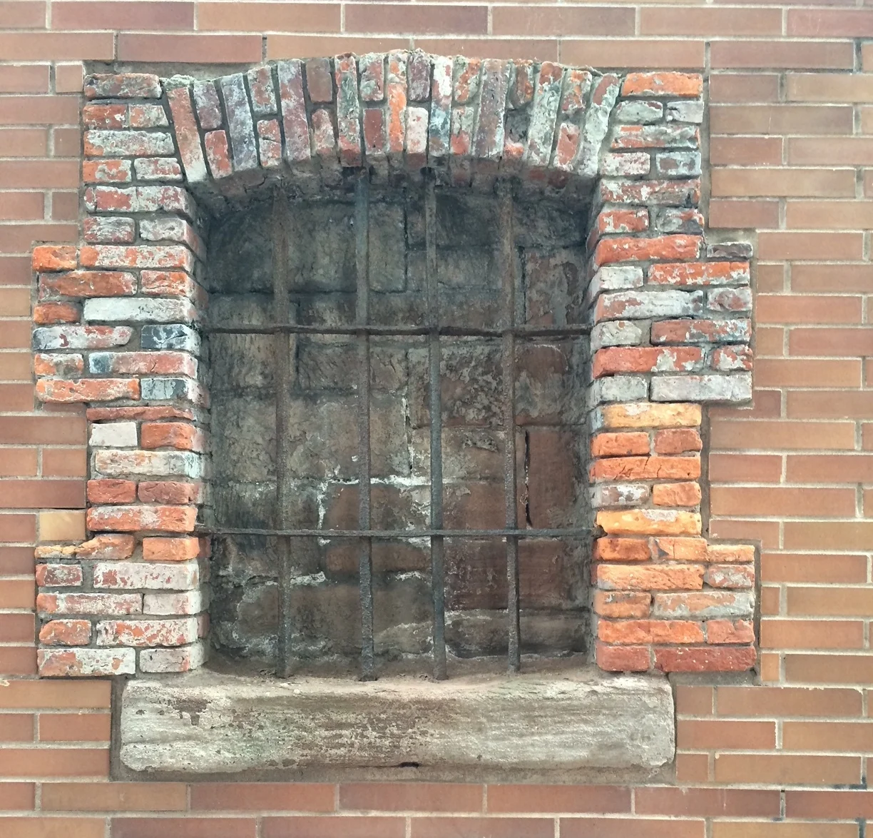 Sugar House Prison Window. NYC Urbanism, 2016.