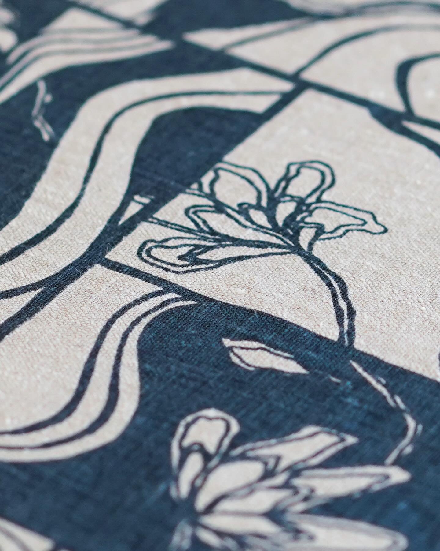 A close up peep at Madder Moderne, our design for the @homofaber fellowship partnership. Printed here in our very deep and delicious indigo.
@emilyrosetextile the fab designer and @lucyglenphotography the amazing photographer.
#indigo #linen #design 
