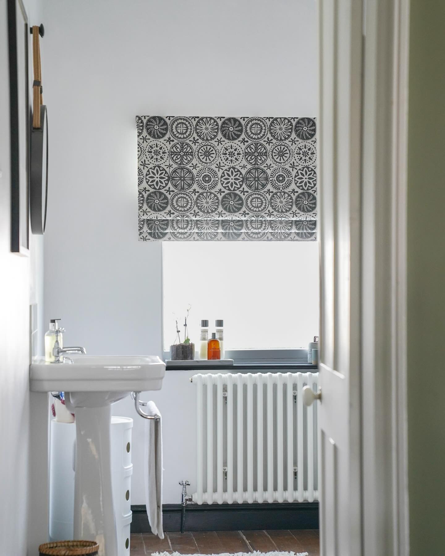 A pop of pattern in this black and white bathroom. This print is Organelles large and it is printed with our natural dye inks, this is actually charcoal!

@kayelizabethinteriors 
@lucyglenphotography 

#bathroominspo 
#handprintedtextiles 
#linen
#st