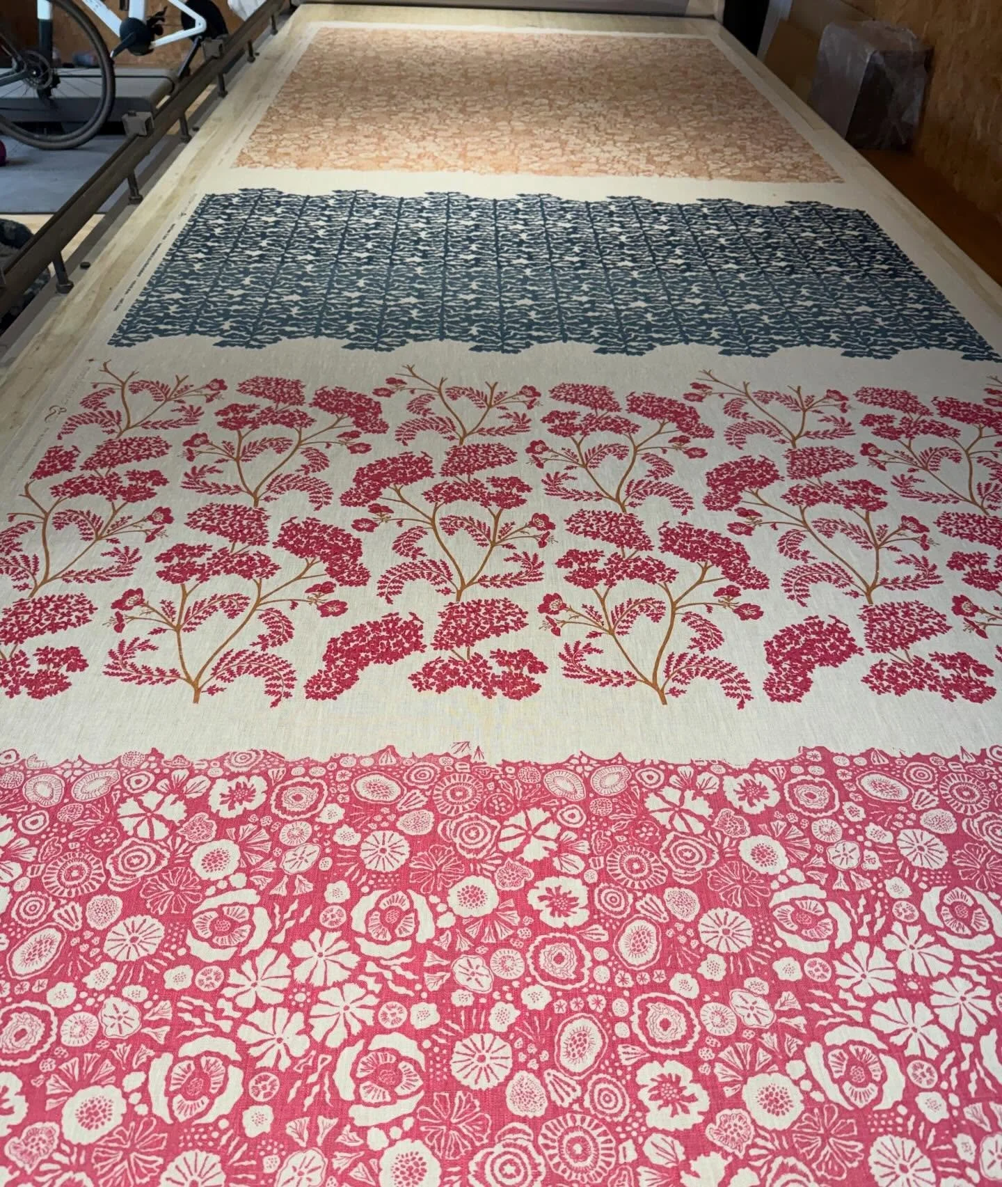 Pinks are on the table&hellip;. And it&rsquo;s time things started to hot up.
#naturaldyes #colour #screenprintinglife