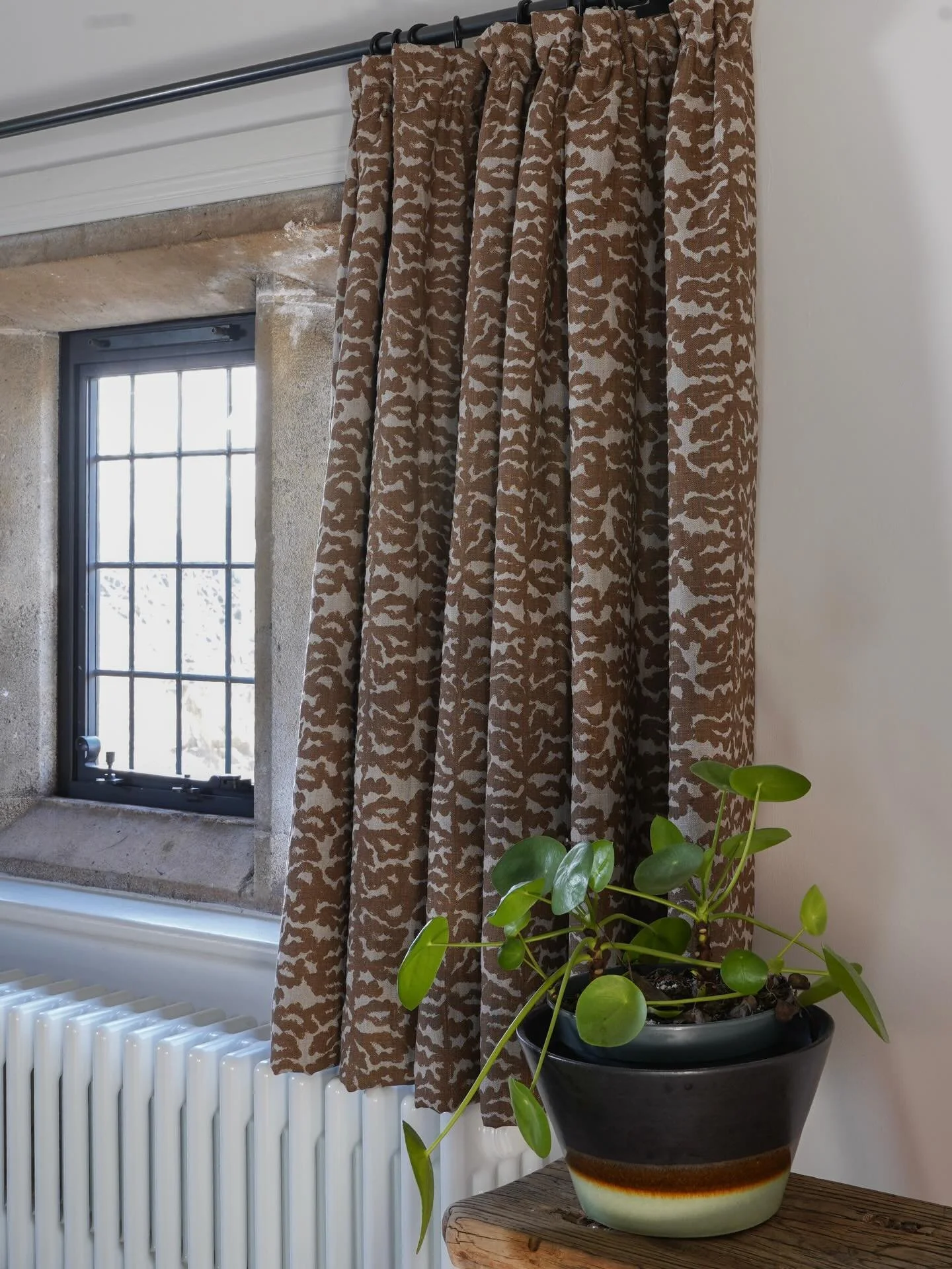 I love these money plants&hellip;. But I struggle to keep them alive, perhaps this is why they are called money plants? 

The forest floor print in conker on the curtains goes so well with @petrawrightceramics bowl anyway. 

@lucyglenphotography 

#m
