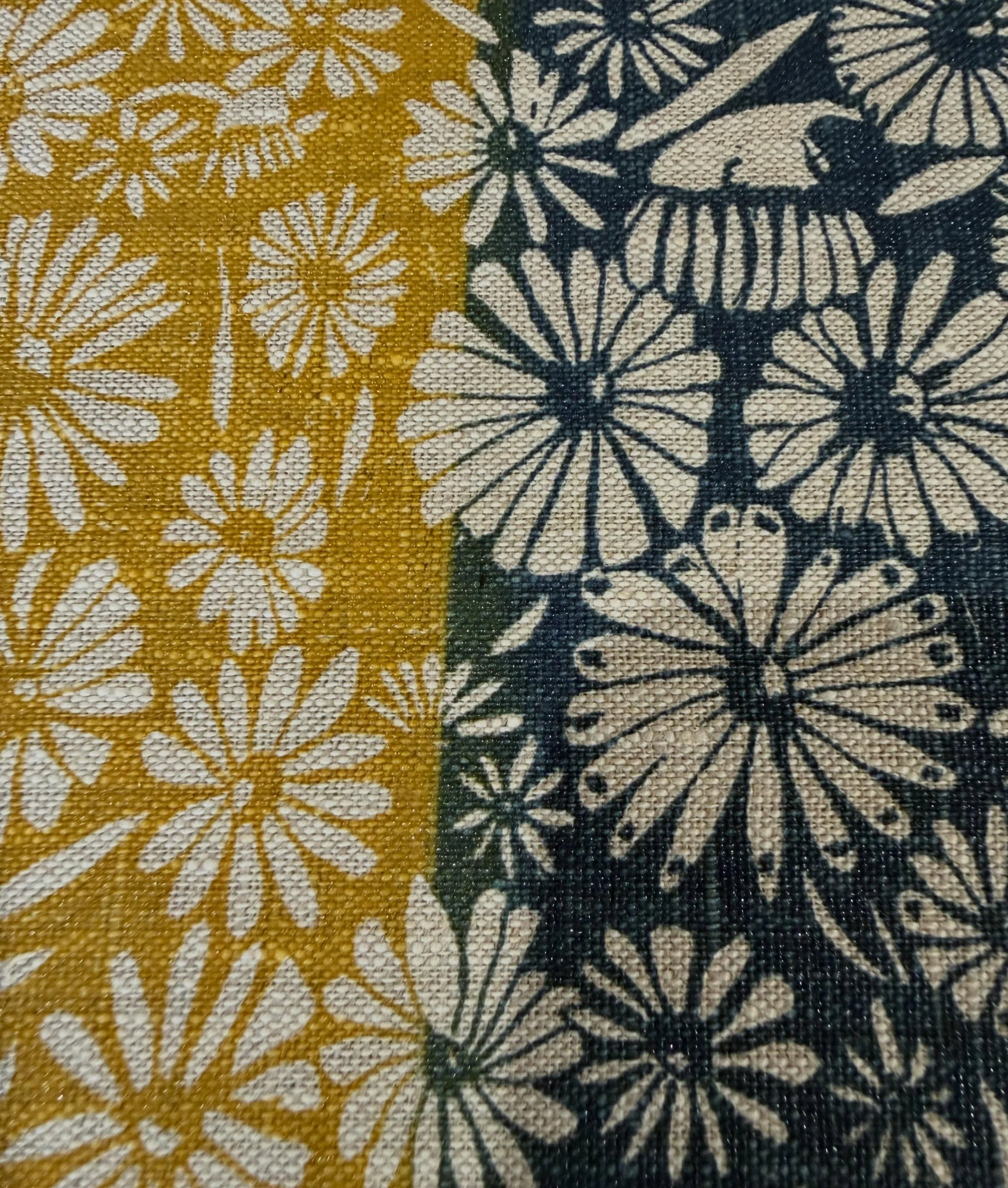 Doubling up in a screen to save time. Look at the green made on the yellow and blue crossover. 💚 

#screenprintinglife #textileprinter #naturaldyes