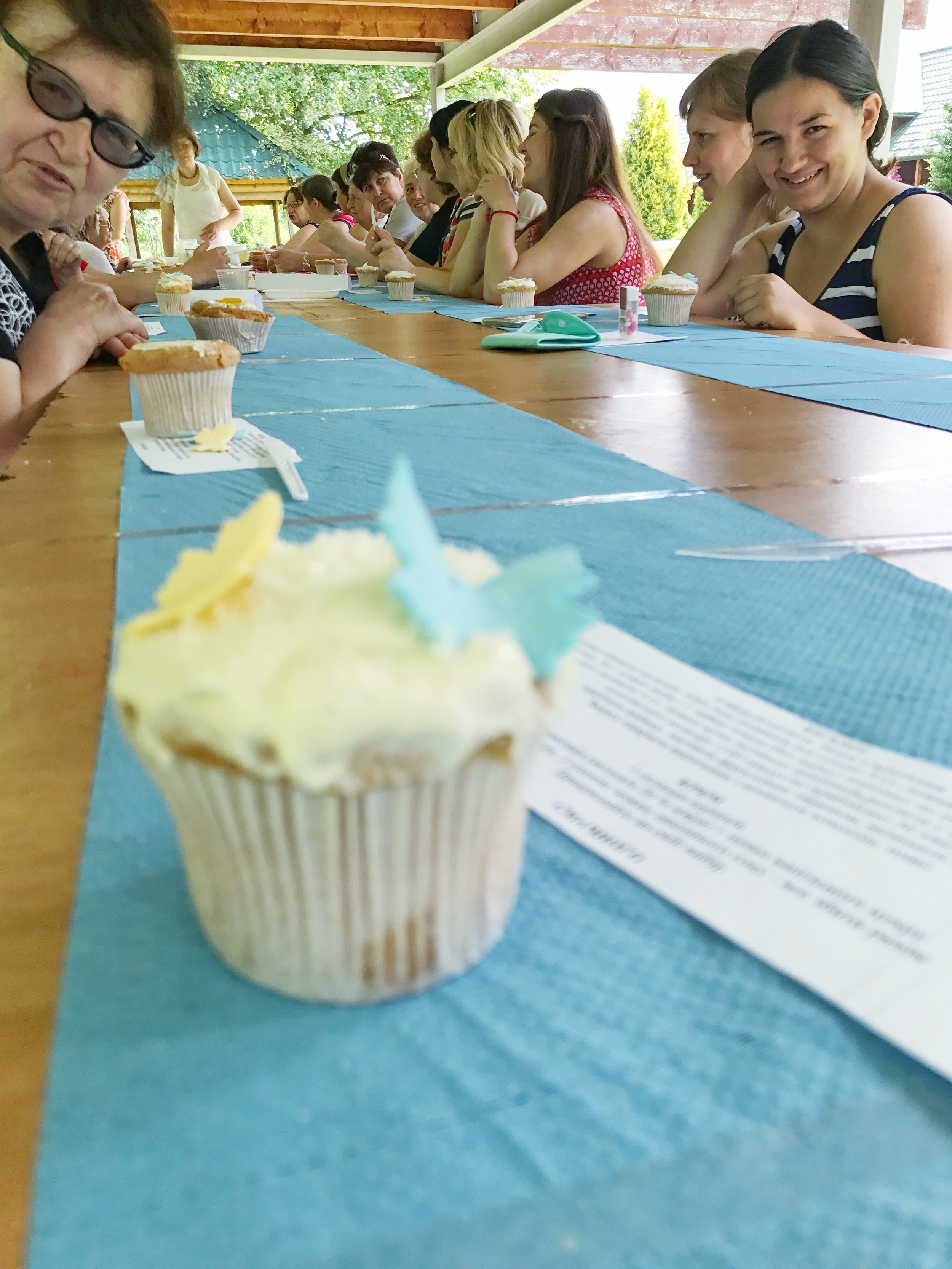  Learning to make pretty decorated cupcakes..... 