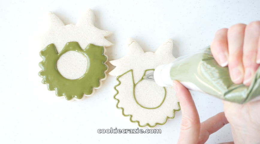  Outline and flood the main wreath with green glaze. 