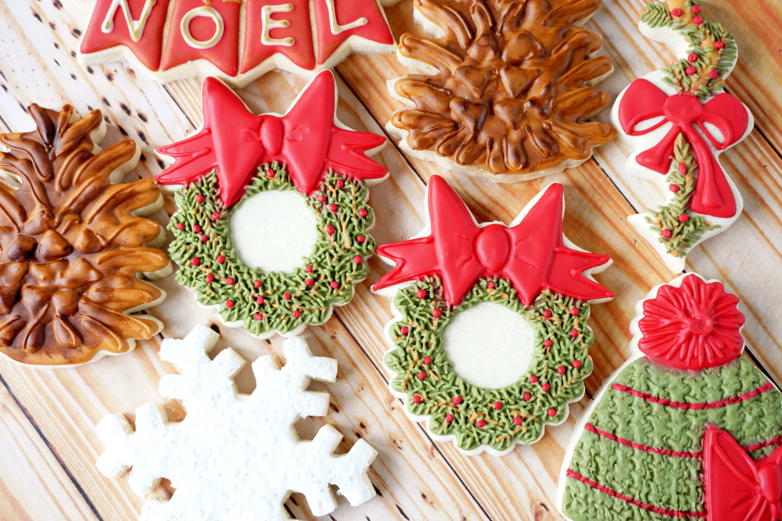 Christmas Wreath Decorated Cookie (Tutorial)