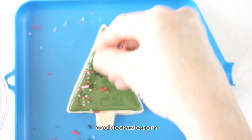  The first one makes use of sprinkles (sprinkles found  HERE ) and edible clay (recipe found  HERE ) to decorate up a tree super fast and yet, super festive at the same time. Check out the photos and video for visual details.&nbsp;  Outline and flood
