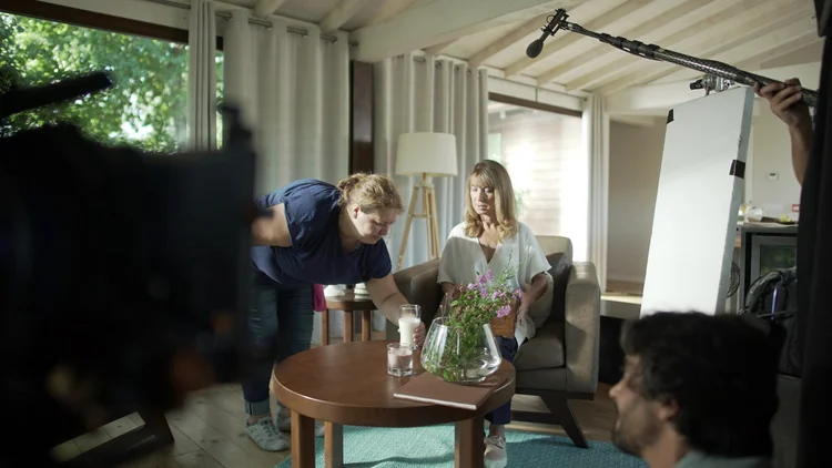 BTS — equipa a alinhar enquadramento em sala com janelas