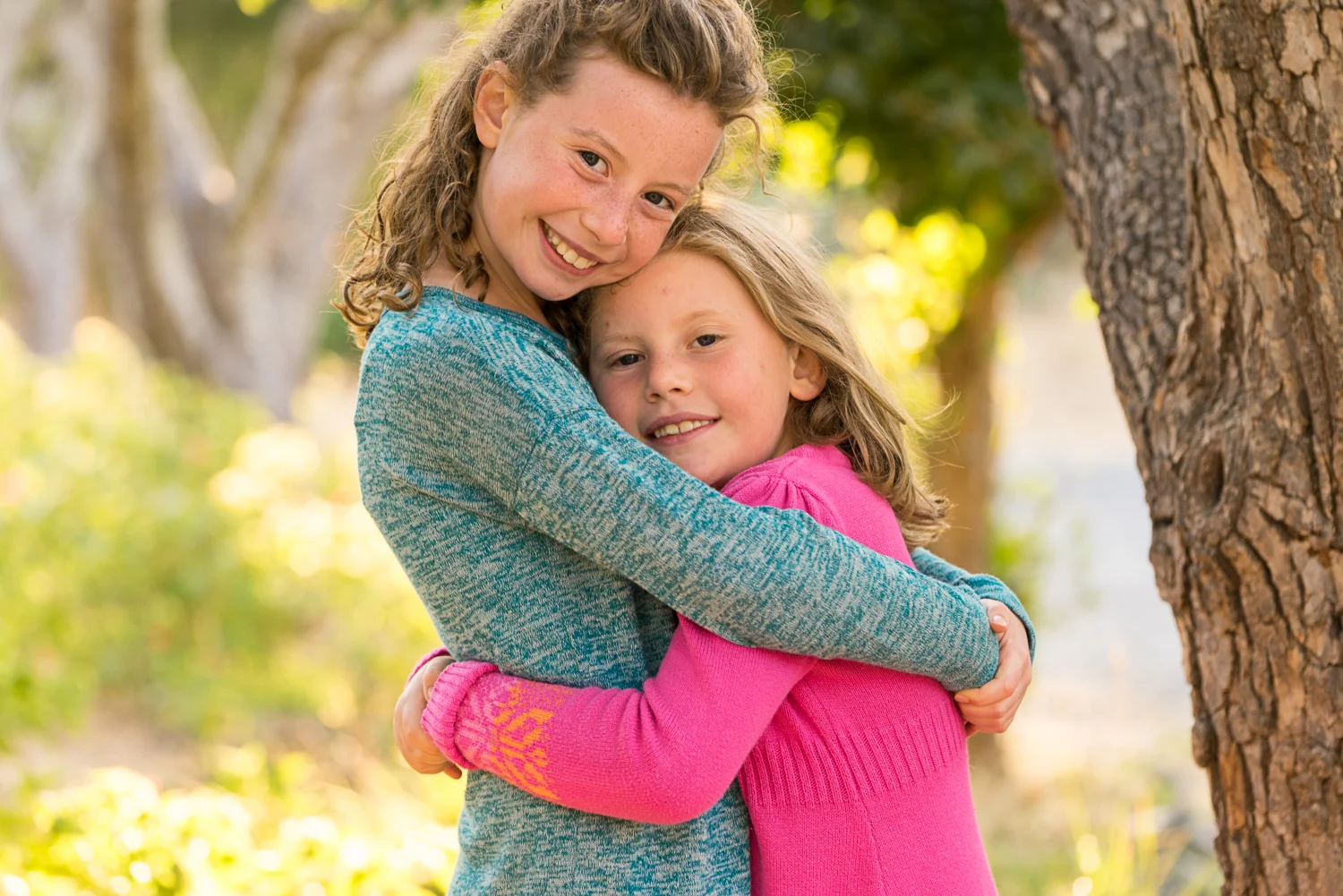 two sisters hugging at Crow Canyon Gardens-San Ramon family photo