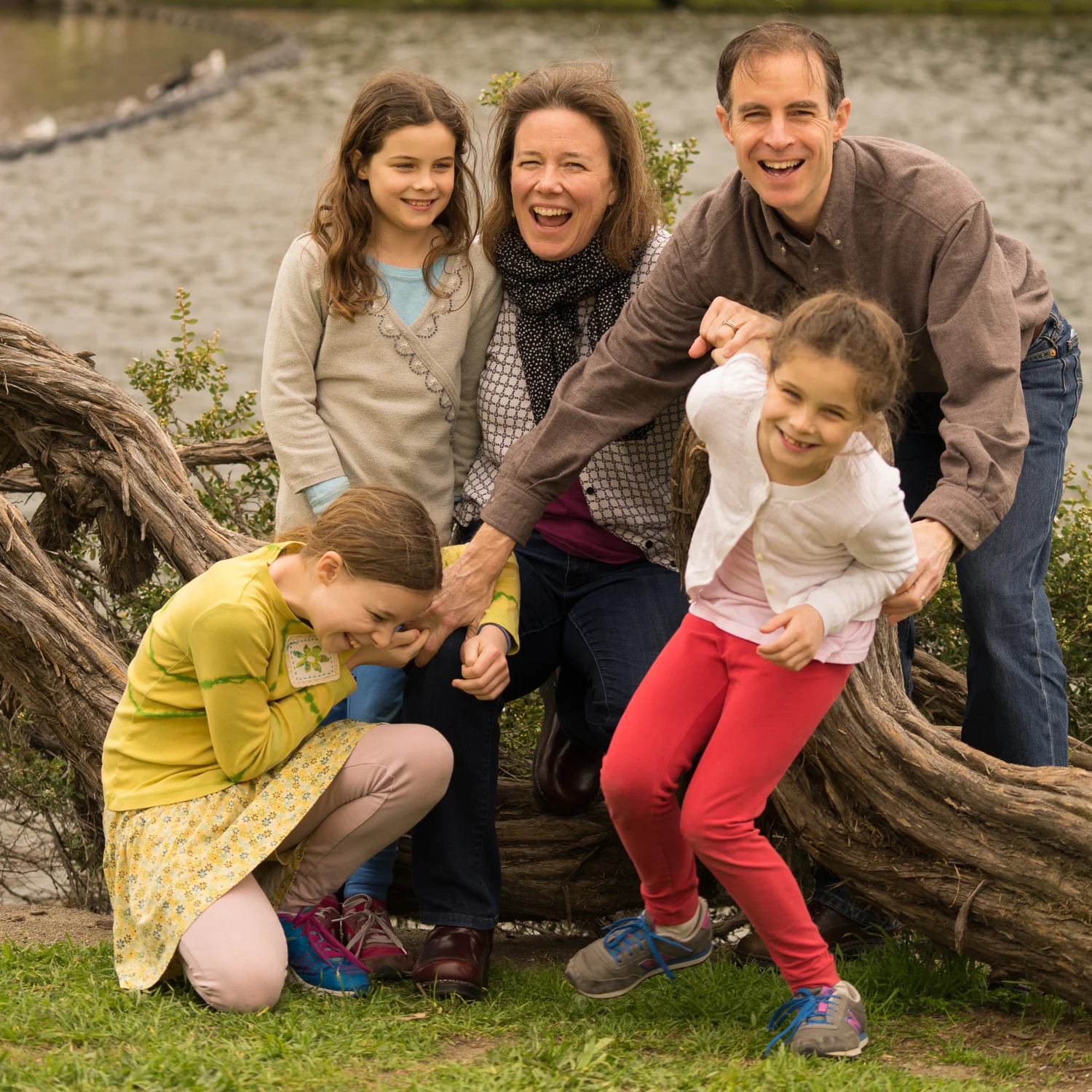 family with 3 girls at Lake Merritt-Oakland lifestyle photographer