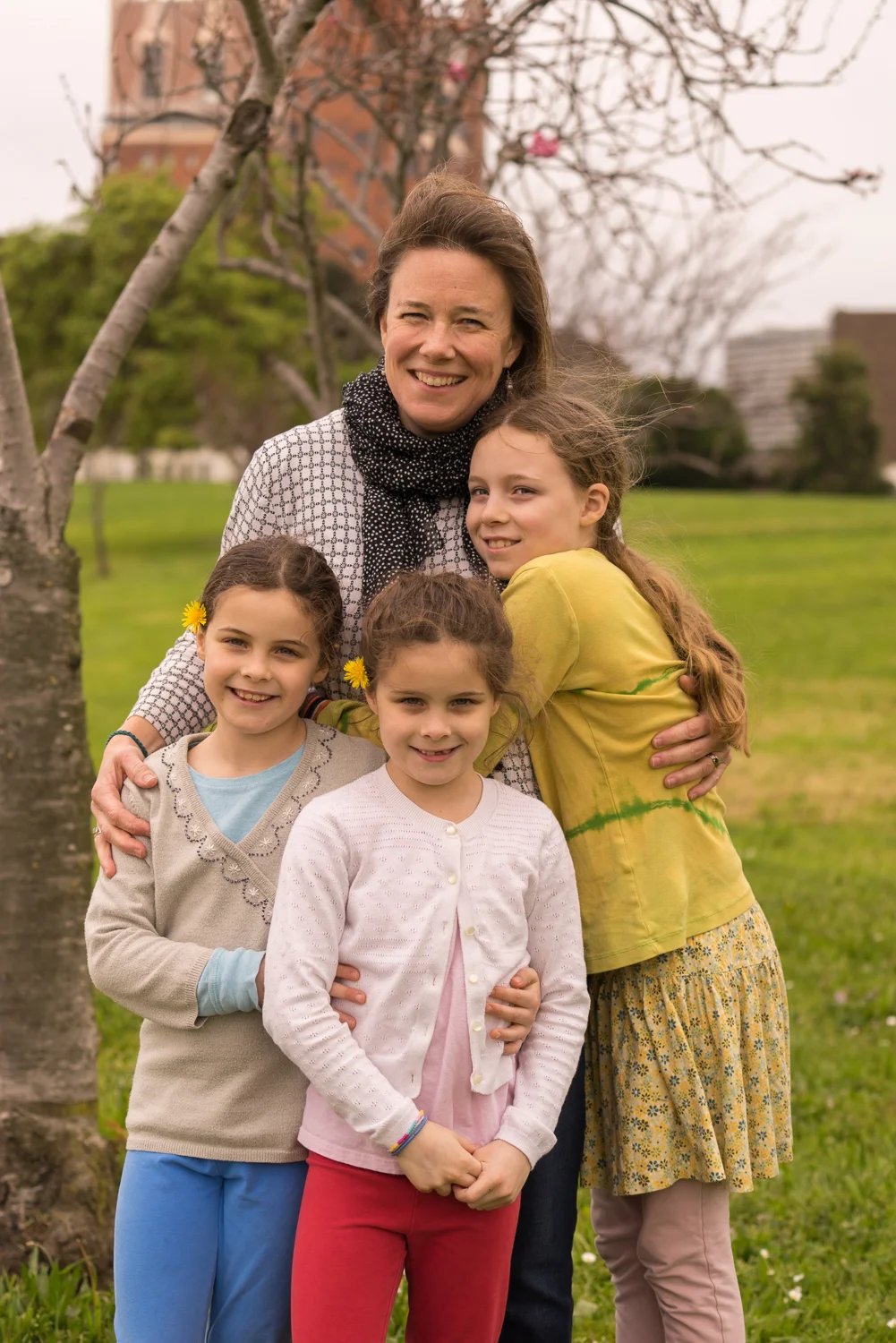 mother with 3 daughters at Lake Merritt-East Bay family photographer
