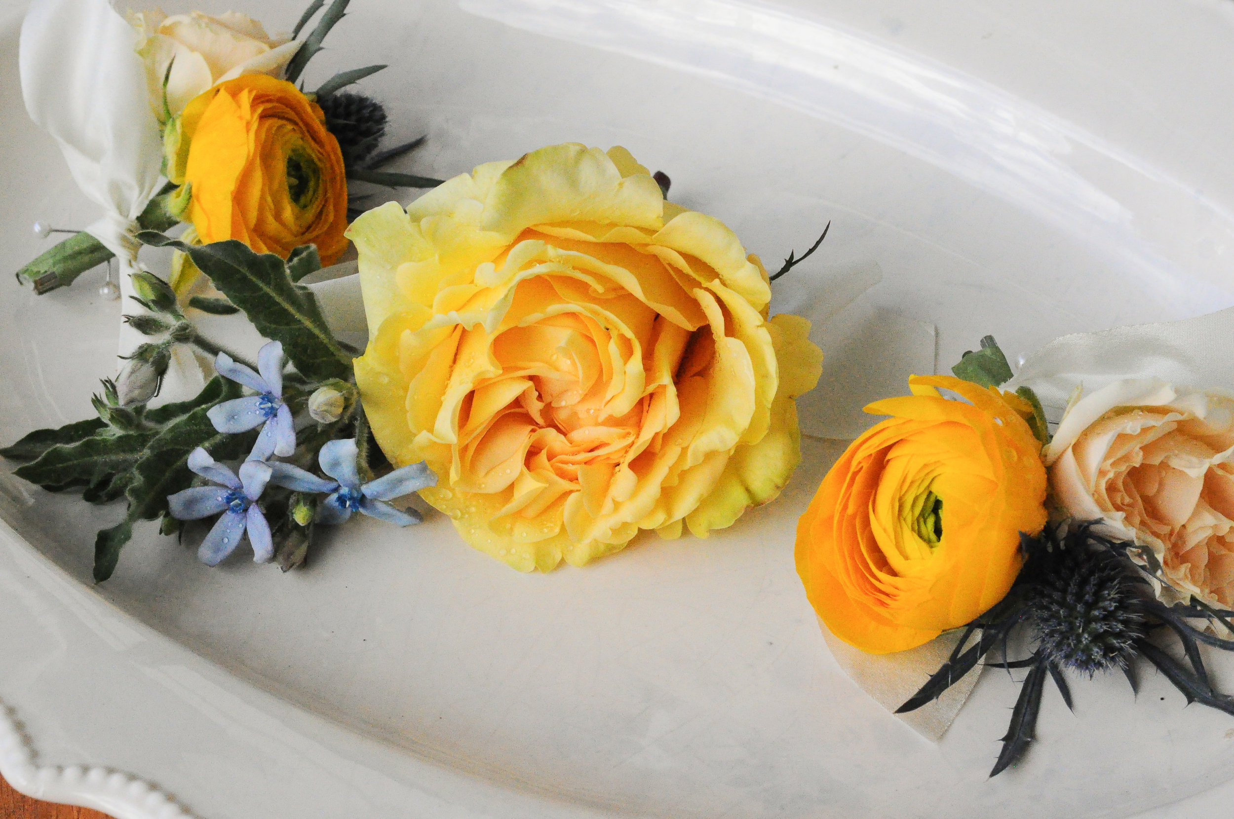 These cute little bouts were similarly made of thistle, ranunculus and roses. 