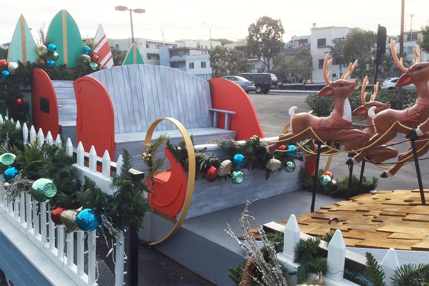 fabrication-holiday-santa-float-manhattanbeach-day004.jpg