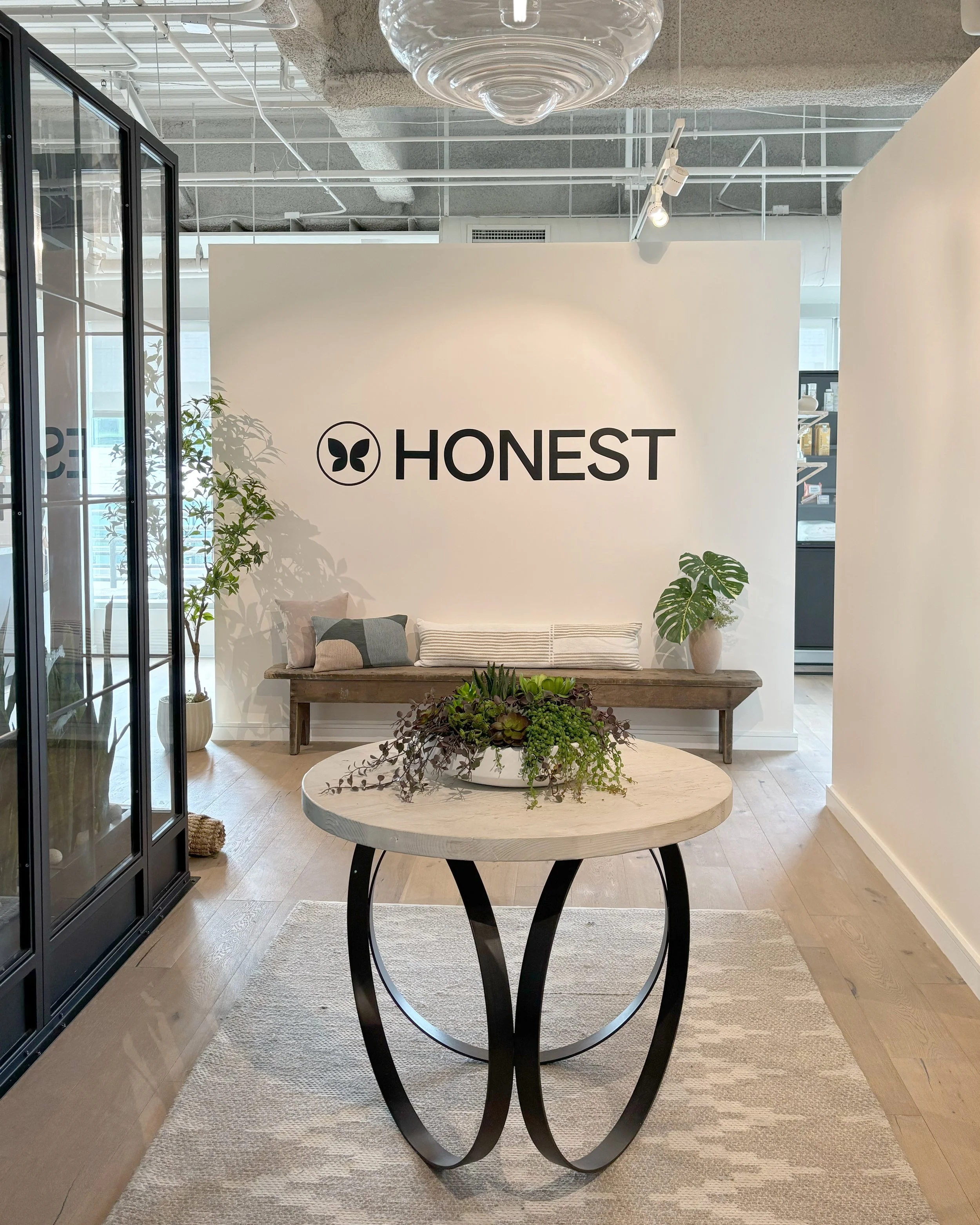 HonestCo_Showroom_Visual_Merchandising_Styling_Lobby_01.jpg